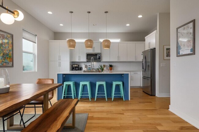 Building Photo - 7013 Boyle Dr