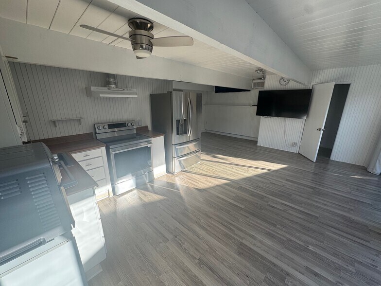 Building Photo - 160 College Ave