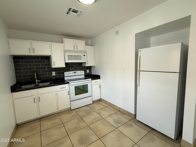 Building Photo - 1551 E Christy Dr