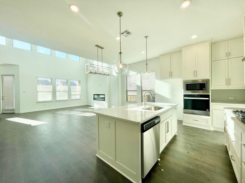 Building Photo - 16643 Chadwell Dr