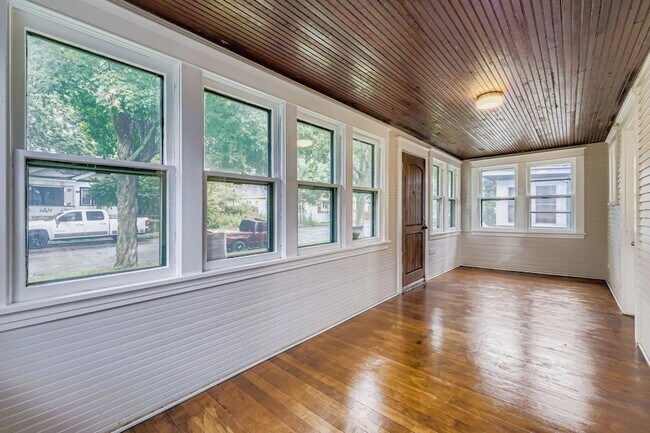 Building Photo - 2939 Russell Ave N