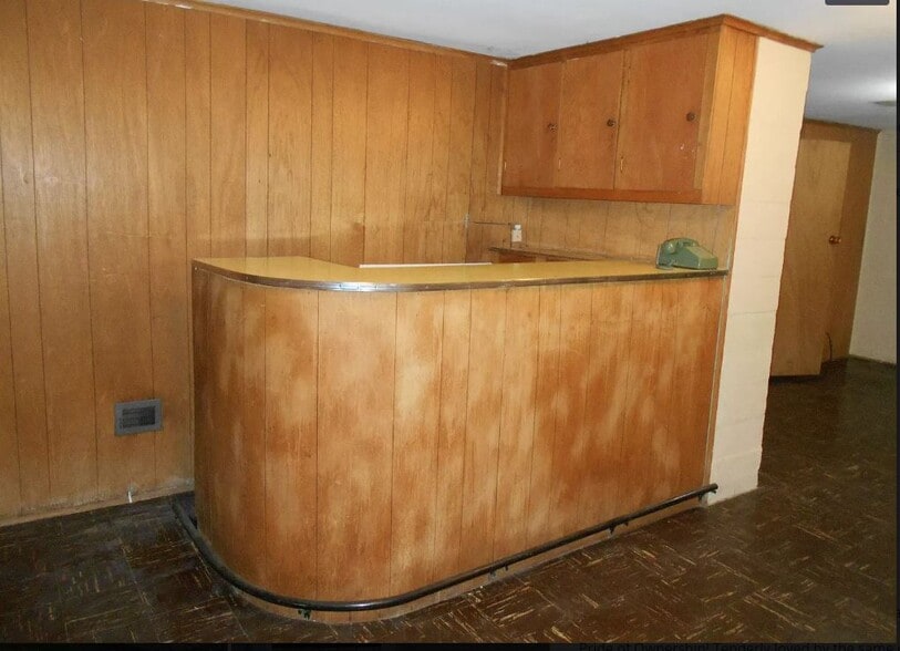 lower level family room - 915 Marie Ave