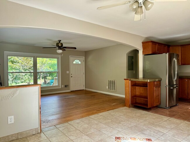 Building Photo - 1608 Riverview Rd