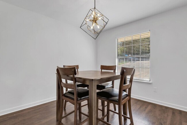 Building Photo - 890 Richardson Rd