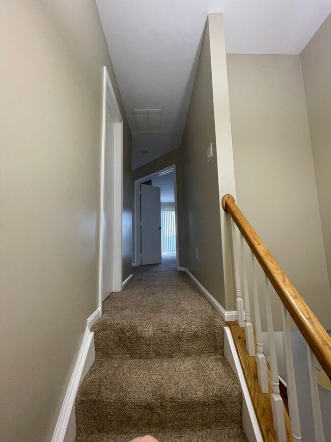Building Photo - Beautiful 3 Bed 2.5 Bath Interior Townhome...