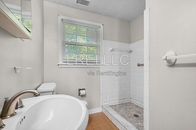 Building Photo - 2414 Parkdale Ave