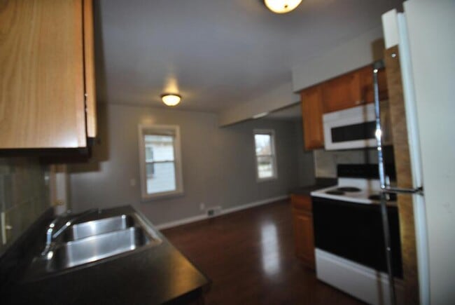 Building Photo - 328 W Kalama Ave