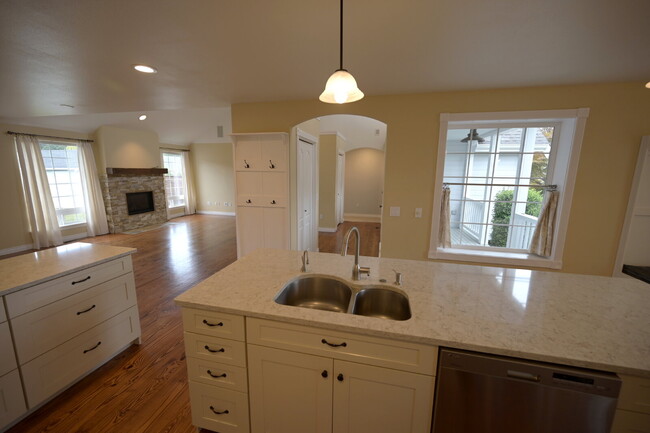 Building Photo - 3 bed 2 bath home near Carrie Blake Park, ...