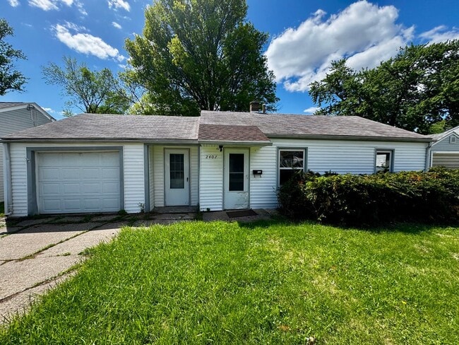 Building Photo - Updated 2 Bed Ranch Home w/ Huge Fenced Yard, Attached Garage & No Stairs – Moline