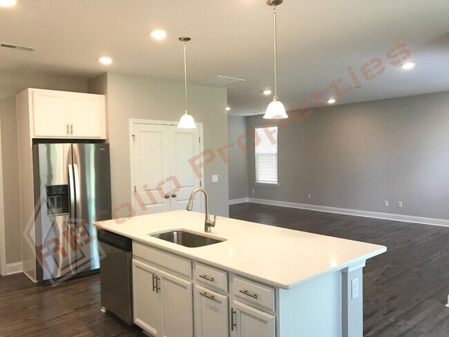 Building Photo - Grand 5 Bedroom 3 Baths House w/1st FL gue...