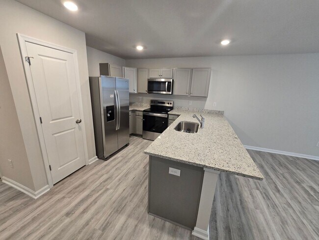Building Photo - BRAND NEW 3 BEDROOM TOWNHOUSE IN PRINCE GEORGE
