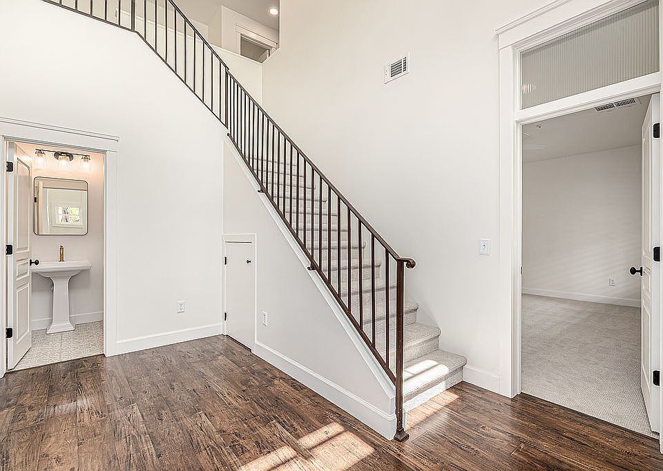 Building Photo - 122 W Cottage Ln