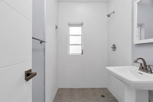Building Photo - 14620 Tyler St
