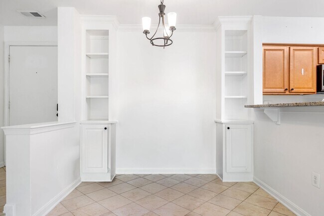 Building Photo - 6910 Victoria Dr