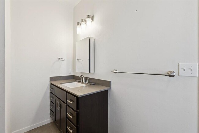 Building Photo - 1008 N Francis Ave