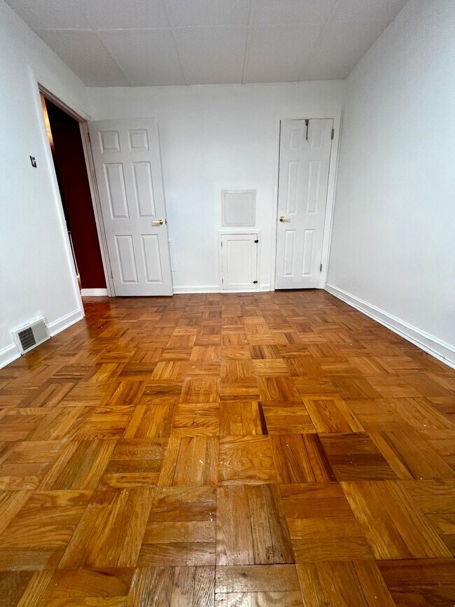 Building Photo - Stunning 3-Bedroom Townhome in Wissinoming! Available NOW!