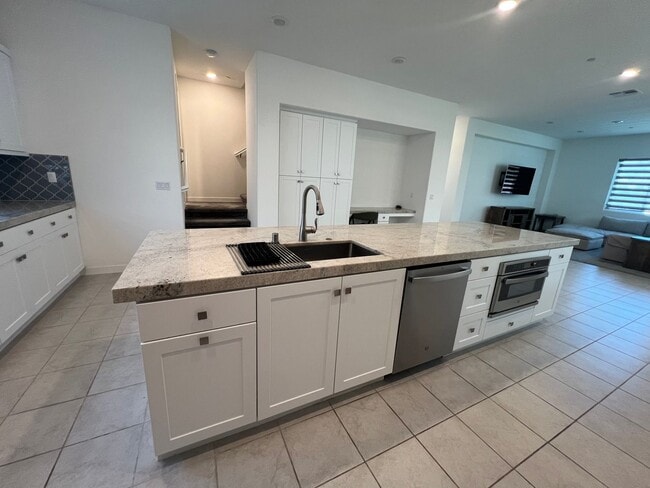 Building Photo - Beautiful furnished 4 bedroom Townhouse!