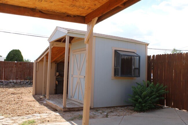 Building Photo - 1835 Palomas Dr NE