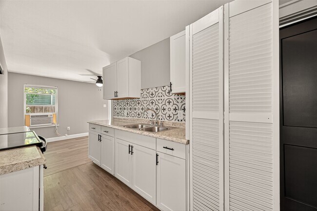 Building Photo - 5711 Brady St