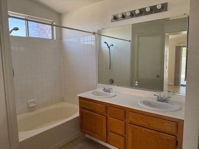 Building Photo - 3bd/2bath 1-story home!