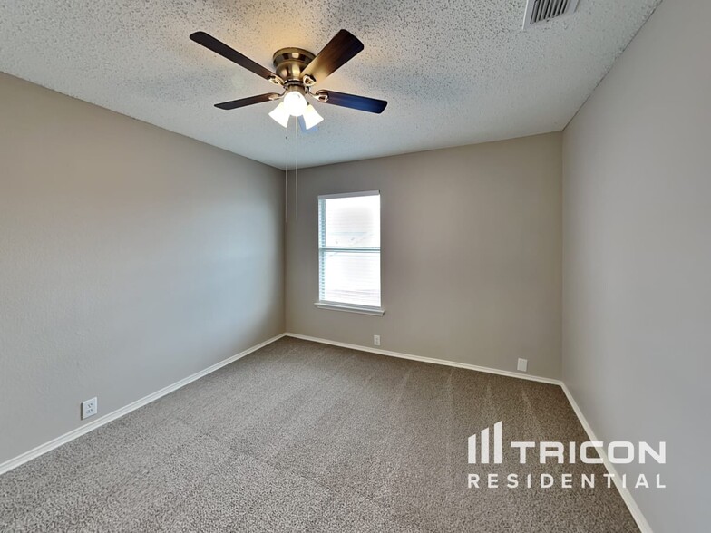 Building Photo - 5320 Tennis Villa Dr