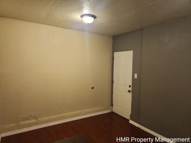 Building Photo - MOVE IN SPECIAL - Charming Single-Story Home