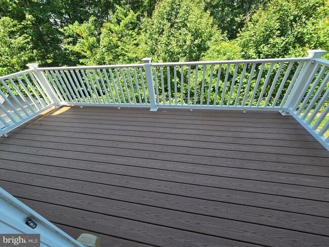 Building Photo - 320 Tree Line Dr