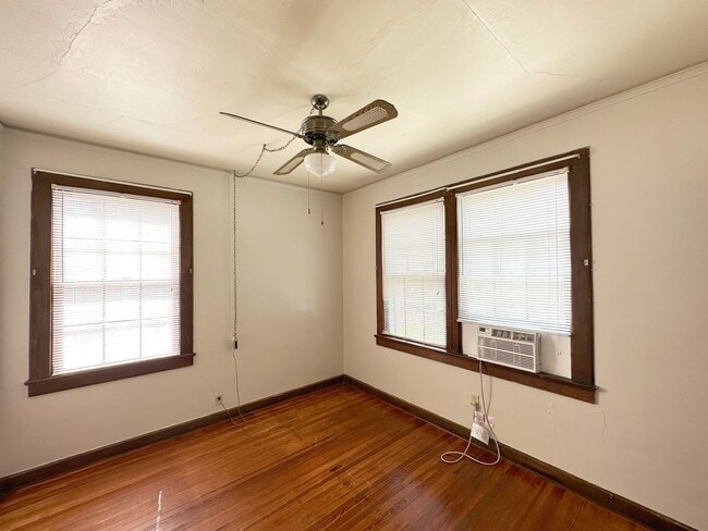 Building Photo - Beautiful 1 Bedroom Home Near Sorority Row!!!