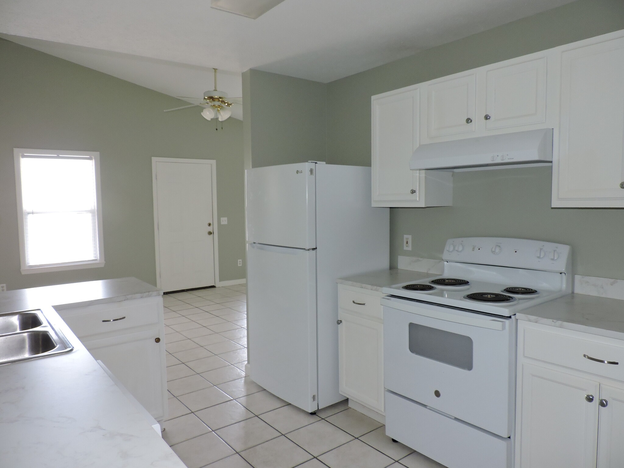 Building Photo - 5931 Pinetree Ave