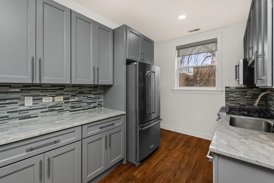 Building Photo - 1323 W Lawrence Ave