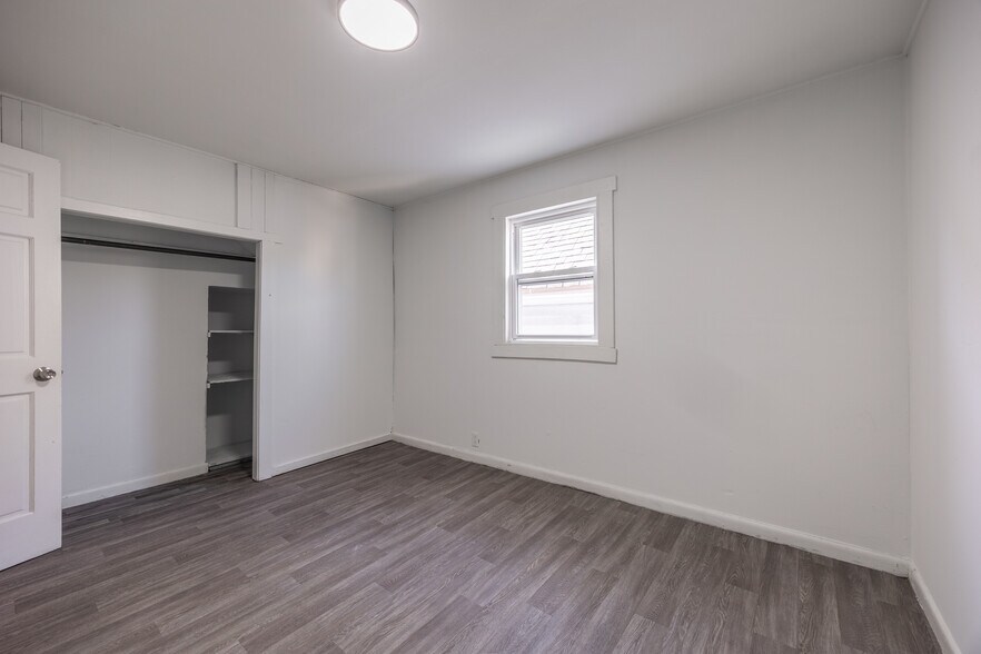 Building Photo - 2140 N Karlov Ave