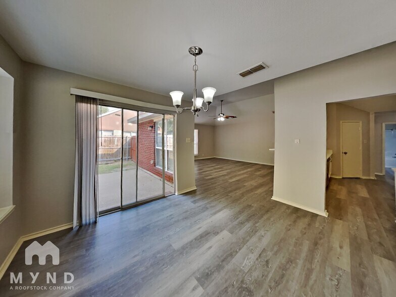 Building Photo - 4961 Briar Oaks Ln