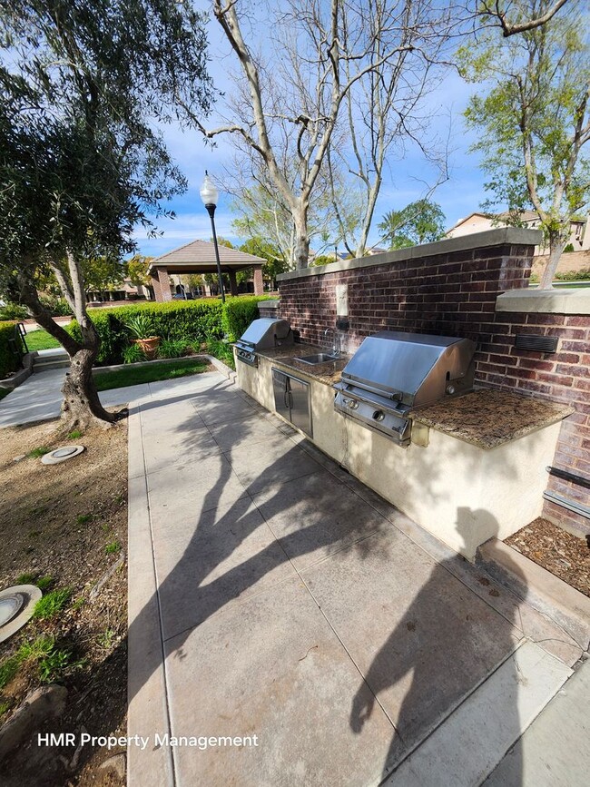 Building Photo - Beautiful two-story townhouse in Fontana G...