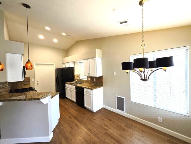 Building Photo - 925 Chaps Cir