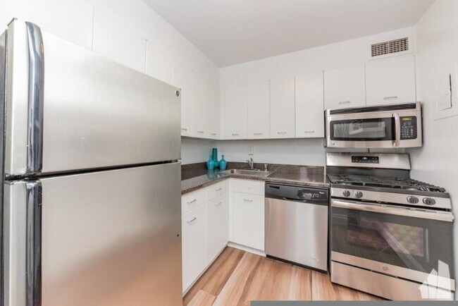 Building Photo - 1 bedroom in Chicago IL 60610
