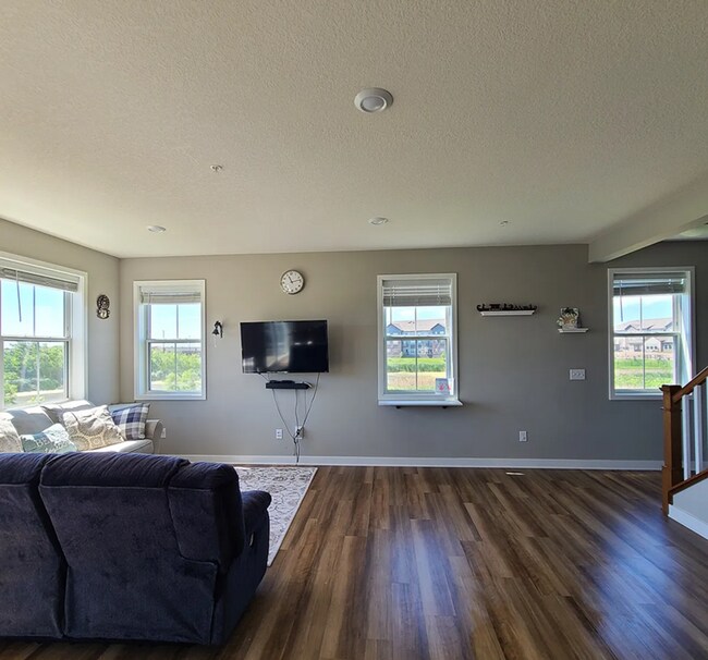 Building Photo - Beautiful 4bed 3.5bath End Unit Townhome With Walk-Out Basement!