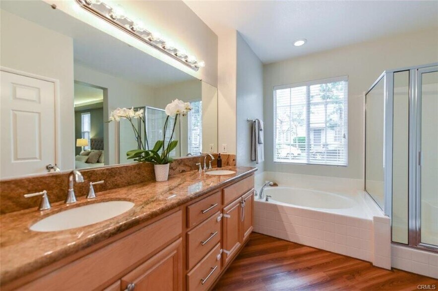Primary bathroom with two sinks, bathtub and shoer - 32 Taquitz