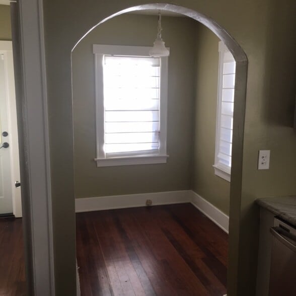 Breakfast room off kitchen. - 862 Allen Ave