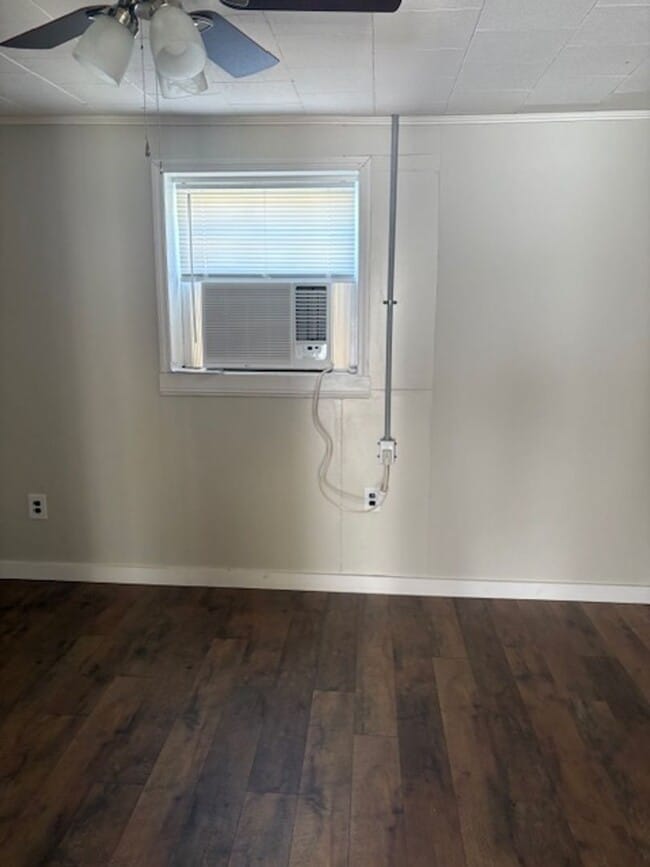 Building Photo - 5 bed and 3 bath (4 bed/2bath house) & (1 bed/1 bath home)