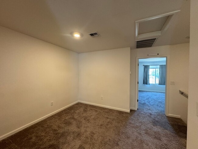 Building Photo - Newer 3 bedroom 2 1/2 bath home in South R...