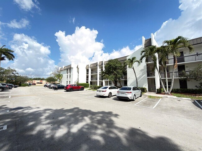Building Photo - 8441 Forest Hills Dr