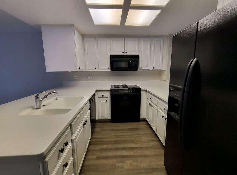 Building Photo - 6805 Castillo Ct