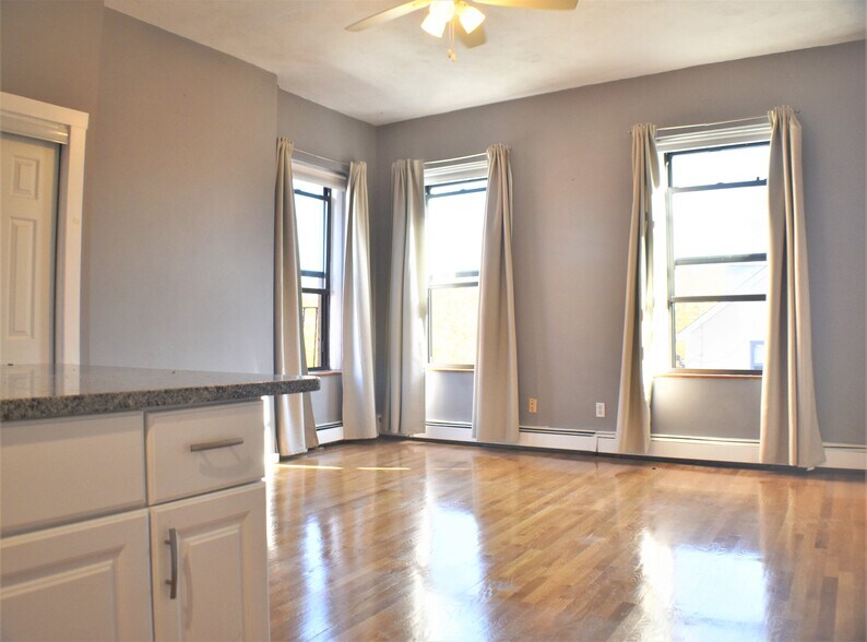 Building Photo - 664 Tremont St
