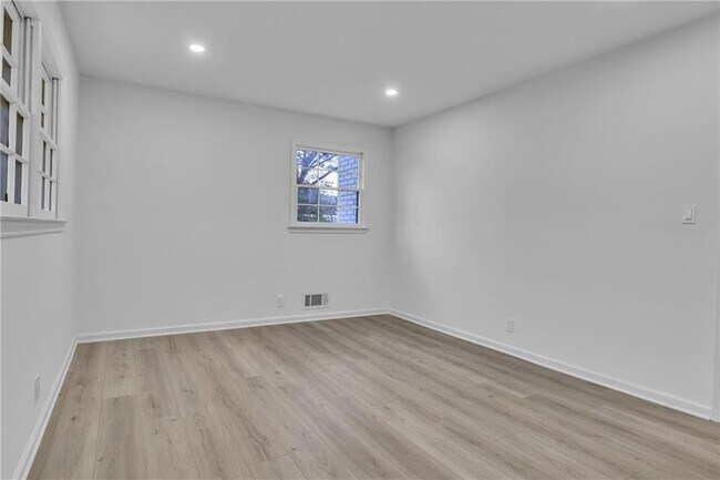 Building Photo - 3296 Columbia Woods Dr
