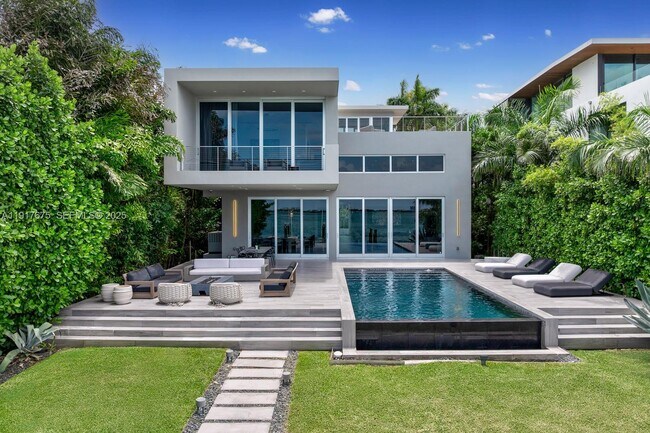 Building Photo - 1379 N Venetian Way