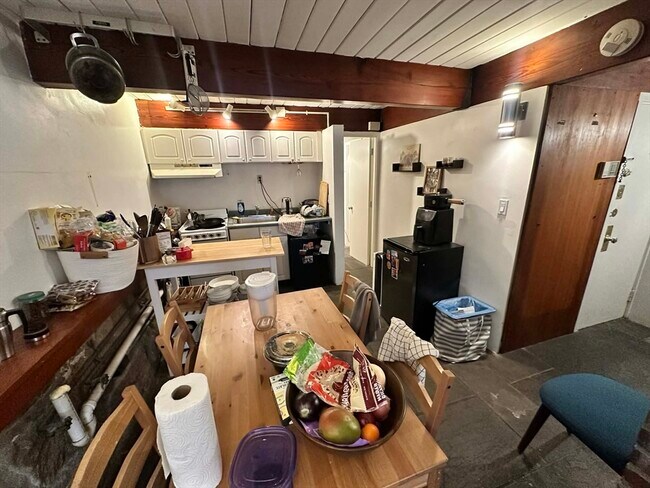 Building Photo - 77 Joy St