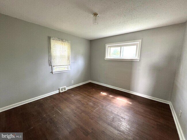Building Photo - 817 Graisbury Ave