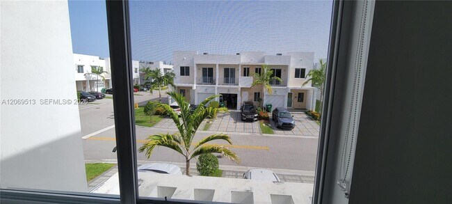 Building Photo - 10219 NW 72nd Terrace