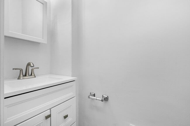 Building Photo - Beautifully Renovated 3 Bedroom 2.5 Bathroom Rental with study in McElderry Park VOUCHER Holders ...