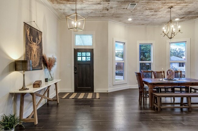 Building Photo - Fully Furnished Sleeps 8 with 3 Full Bedrooms and 3 full baths  Parking behind the secured gate